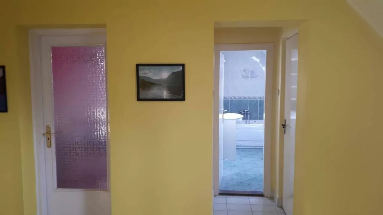 Barátságos ház emelete Hotel Debrecen